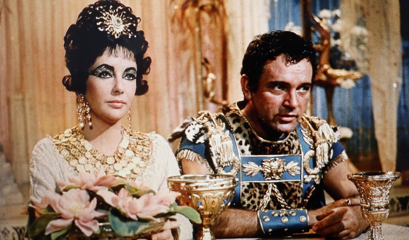 Drottning Kleopatra (Elizabeth Taylor) och general Mark Antony (Richard Burton) i det episka dramat Cleopatra från 1963.