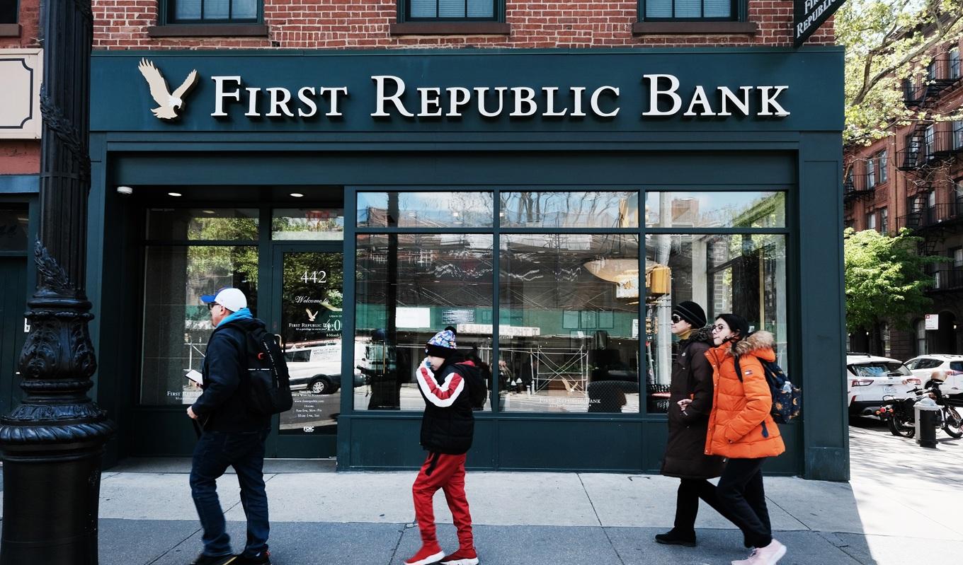 Amerikanska First Republic Bank stängs nu av myndigheter. Foto: Spencer Platt/Getty Images
