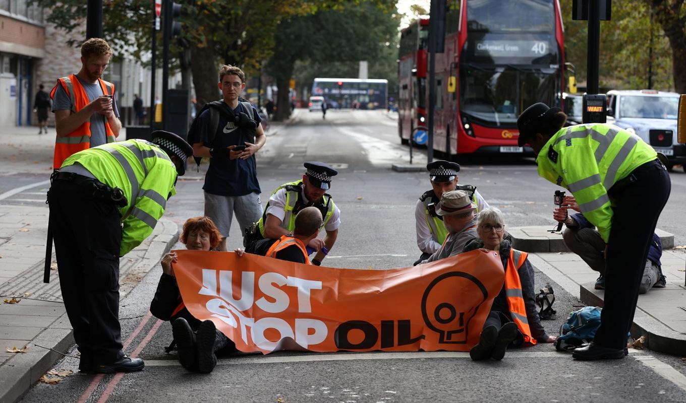 På bilden syns aktivister från klimatnätverket Just Stop Oil blockera Blackfriars-vägen den 29 oktober 2022 i London i Storbritannien. Foto: Hollie Adams/Getty Images