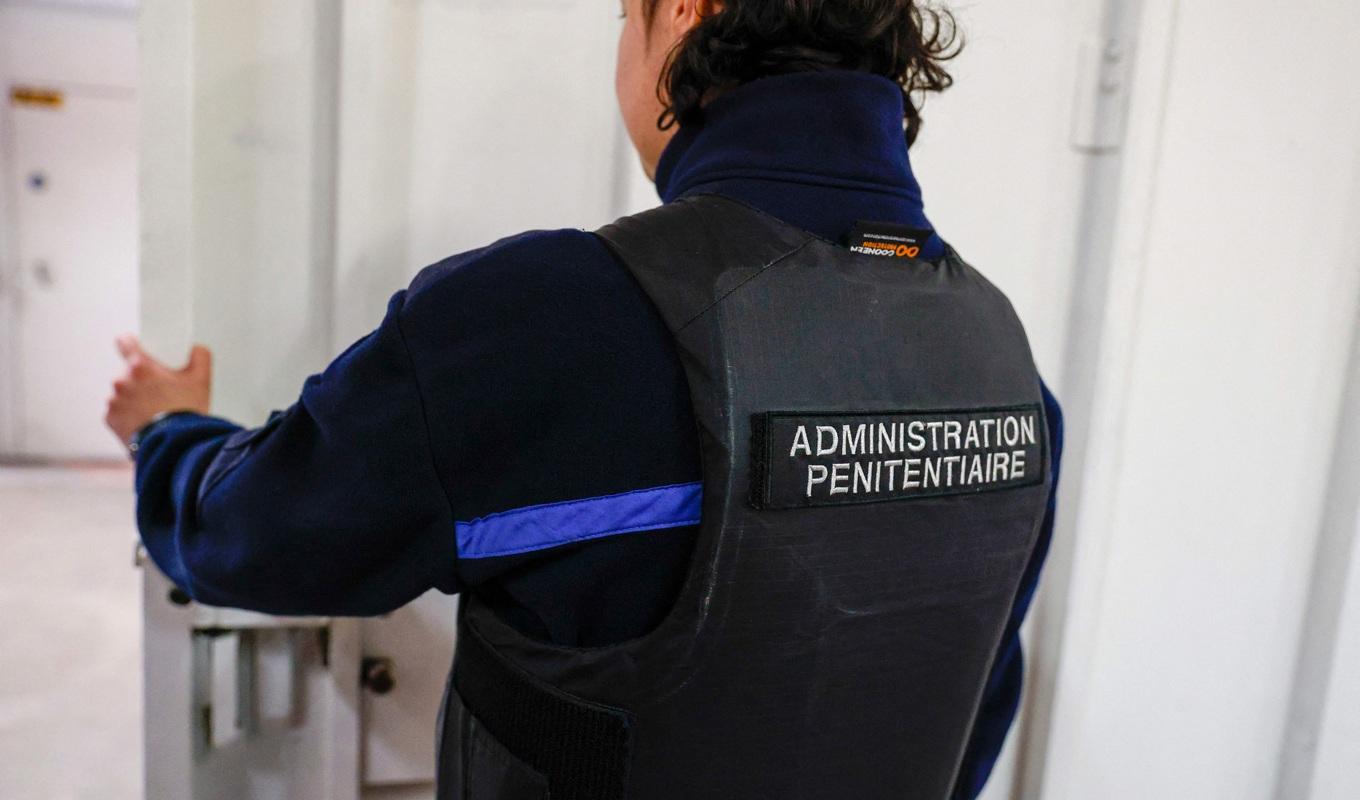 På bilden syns en anställd på ett fängelse i Bois d’Arcy i sydvästra Paris i Frankrike öppna en säkerhetsdörr den 4 april 2023. Foto: Geoffroy Van der Hasselt/AFP via Getty Images