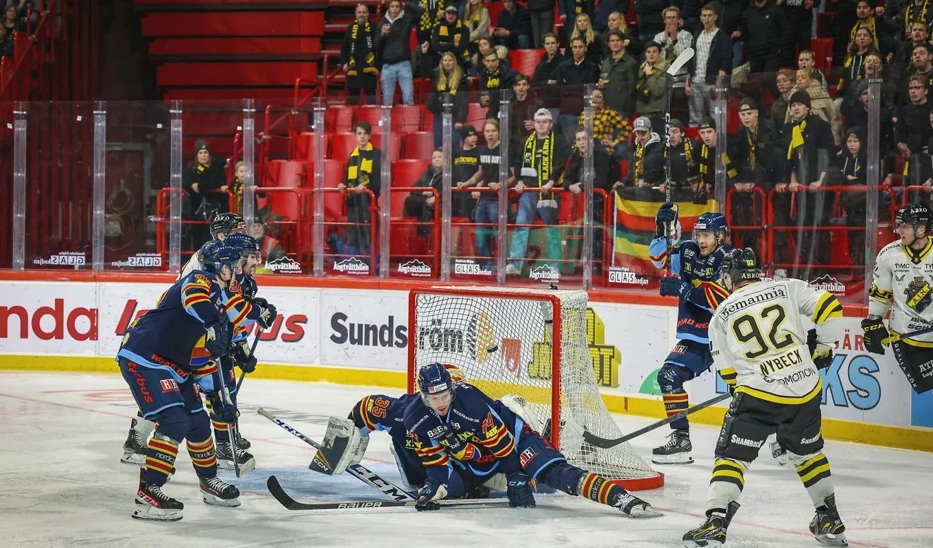 AIK-spelaren Zion Nybeck slår in kvitteringsmålet 1–1 i Djurgårdens kasse under ett av den gångna säsongens Stockholmsderbyn i Avicii Arena.Foto: Ali Lorestani/TT