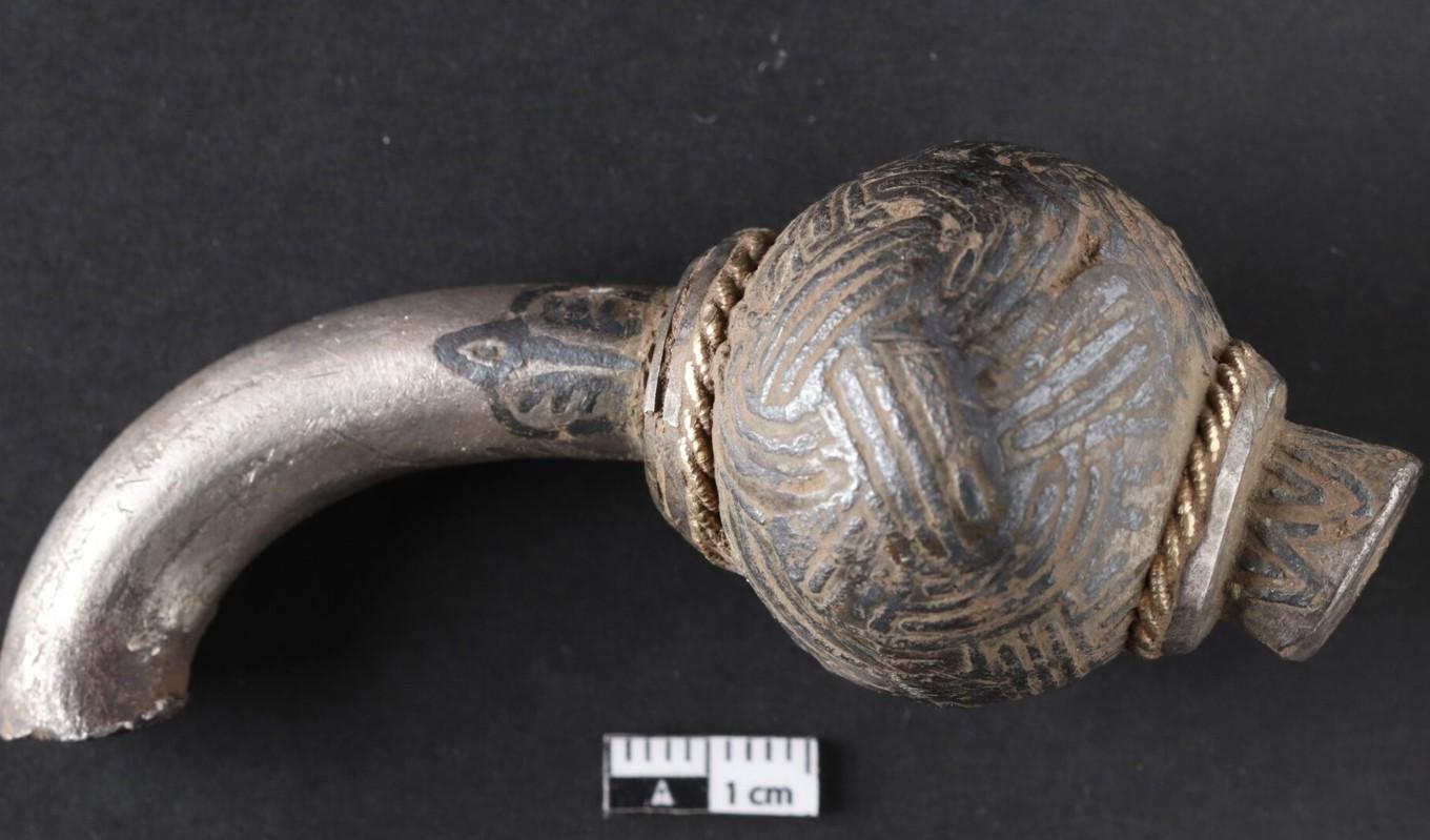 I höstas hittade arkeologer upp till 300 silverbitar, varav en hel del mynt. Foto: Nordjyske Museer