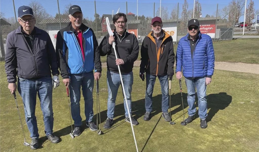 Klubbchefen Fredrik Erikson flankeras av de inbitna golfspelarna Tommy Larsson, Leif Ågren, Ulf Björkdahl och Ingvar Ljung.Foto: Göran Jacobsson