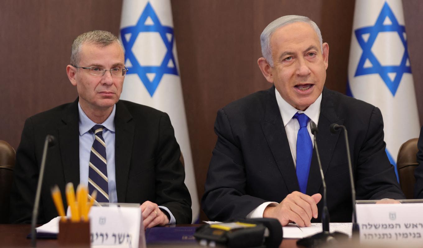 Justitieminister Yariv Levin och premiärminister Benjamin Netanyahu deltar i det varje vecka återkommande regeringssammanträdet. Foto: Abir Sultan/Pool/AFP via Getty Images
