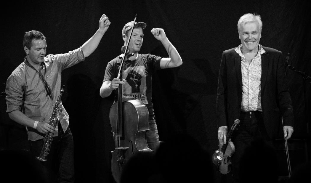 Med smittande spelglädje framförde Mats Berglund trio äldre folkmusik från gränsbygderna mellan Norge och Sverige. Foto: Magnus Ragnhäll