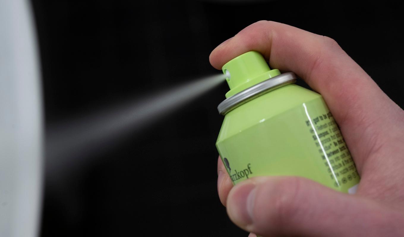 En undersökning som TV4 Nyheterna gjort visar att allt fler ungdomar inhalerar drivgaser från exempelvis torrschampo för ruseffekten. I april avled en 14-årig flicka på en skoltoalett i Luleå efter att ha boffat. Foto: Fredrik Sandberg/TT