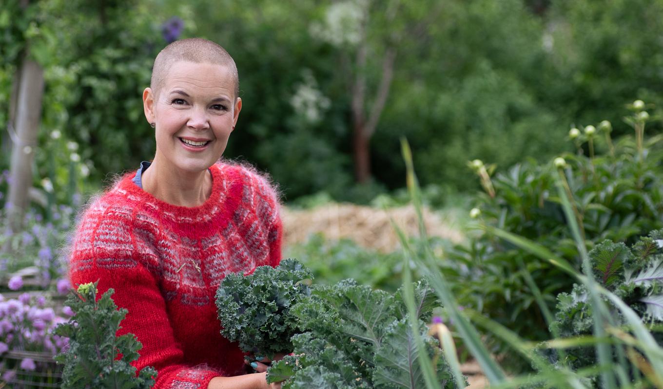 Sara Bäckmo bor utanför Växjö med man och fyra barn. Här odlar hon i trädgården som försörjer familjen med grönsaker hela året. Foto: Maria Fors Östberg