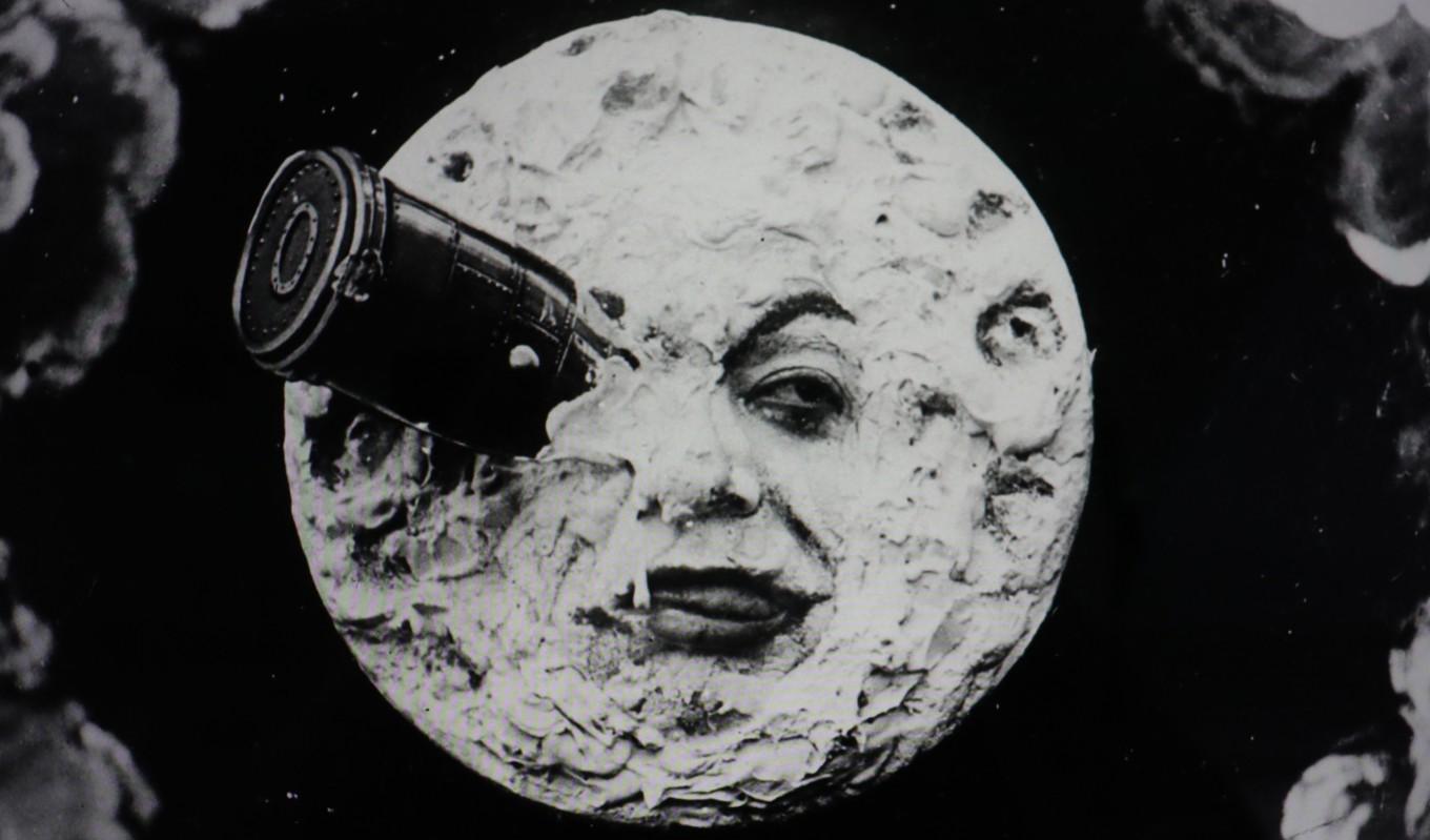 ”Gubben i månen” blir inte särskilt road när raketen träffar hans öga. I den fjorton minuter långa fantasyfilmen Resan till månen från 1902 har Méliès gett månen ett ansikte.