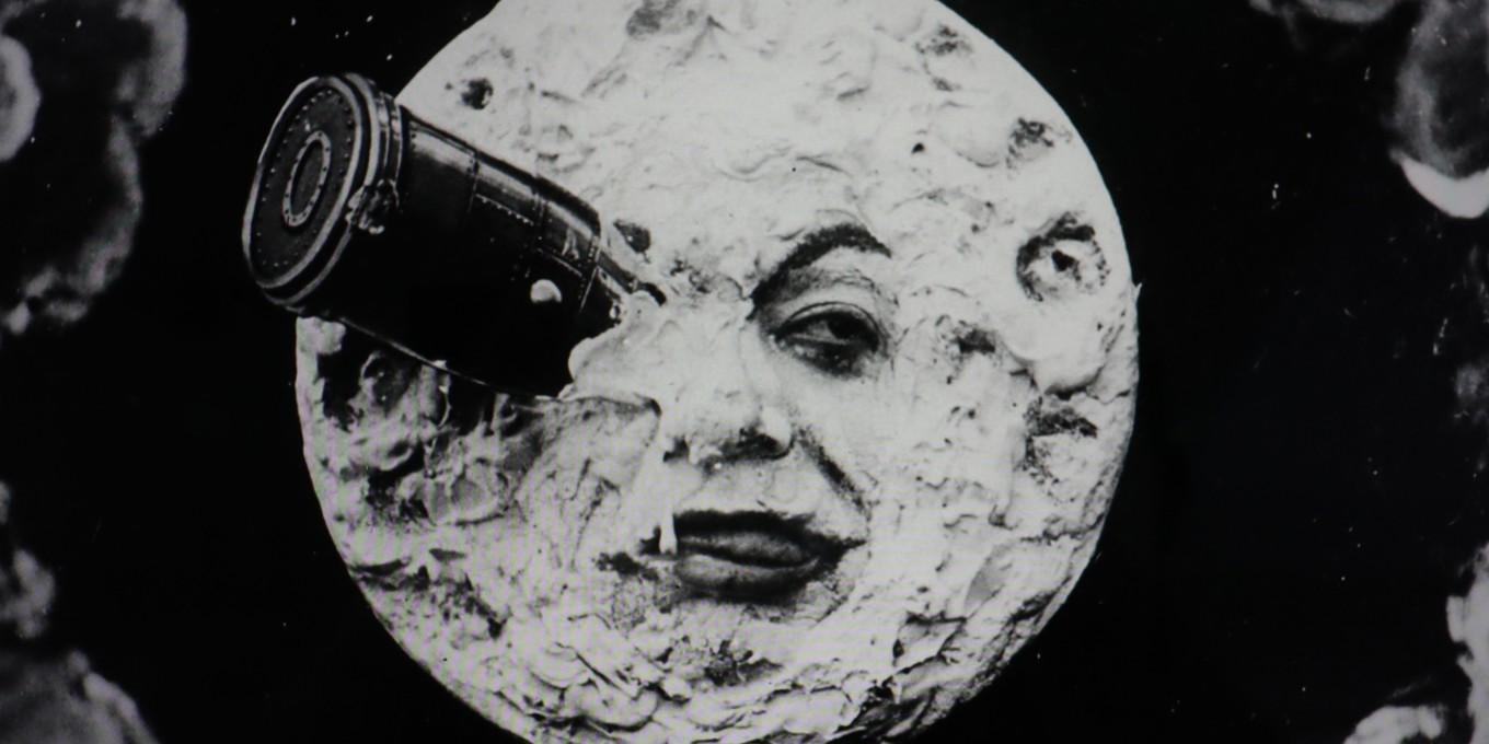 ”Gubben i månen” blir inte särskilt road när raketen träffar hans öga. I den fjorton minuter långa fantasyfilmen Resan till månen från 1902 har Méliès gett månen ett ansikte.