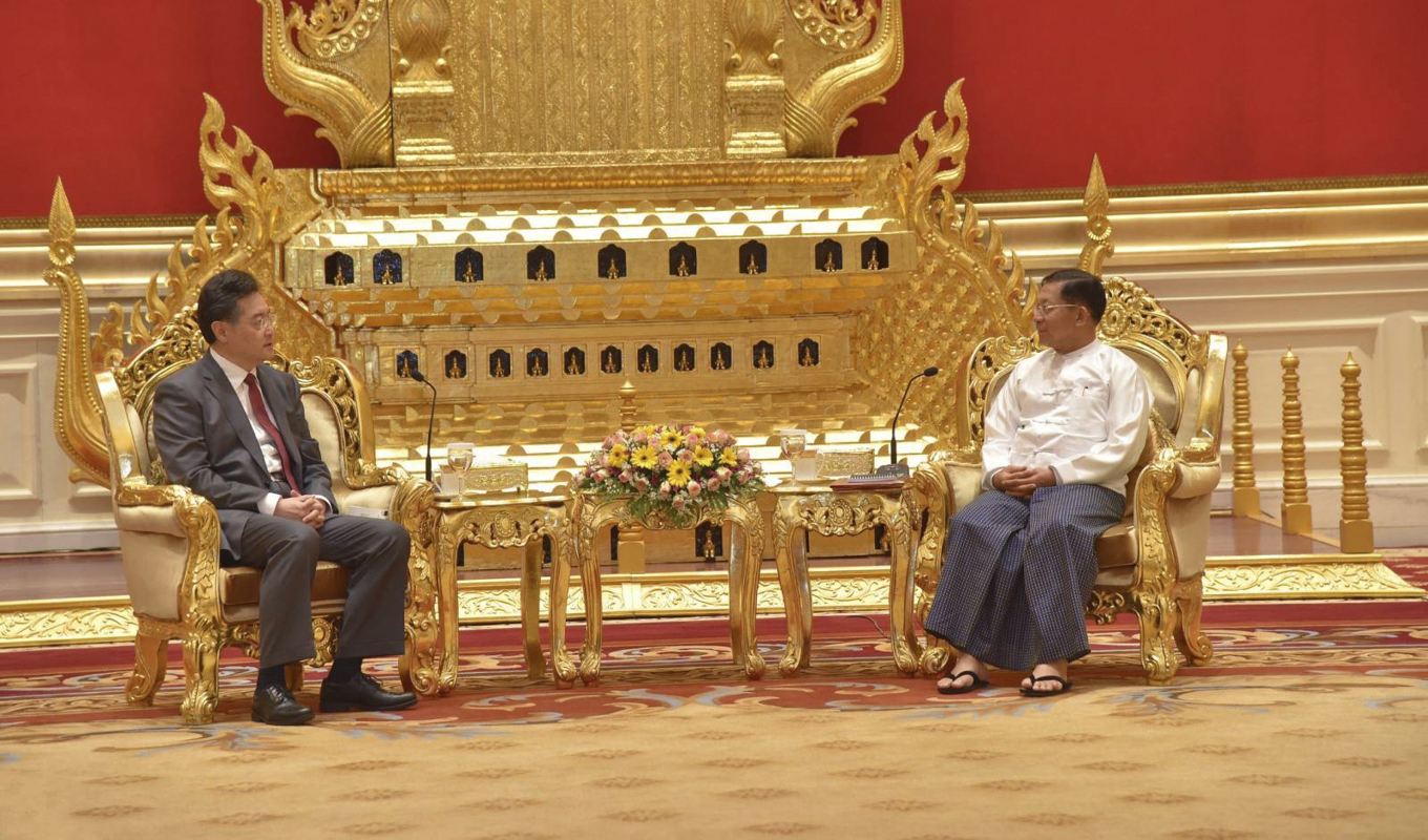 Kinas utrikesminister Qin Gang tillsammans med juntaledaren Min Aung Hlaing vid mötet i Myanmars huvudstad Naypyidaw. Foto: Myanmars informationsbyrå via AP/TT