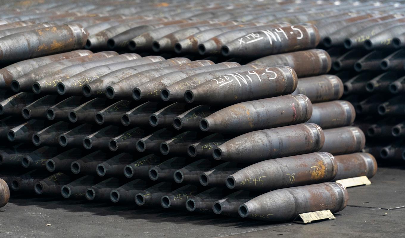Artillerigranater på rad i en fabrik i Pennsylvania i USA. Nu ska även Europa få fart på sin produktion med hjälp av stödmiljarder från EU. Arkivbild. Foto: Matt Rourke/AP/TT