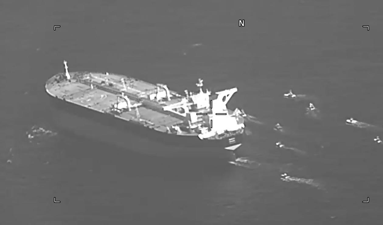 Den amerikanska flottan har publicerat ett videoklipp som visar hur små iranska båtar ringar in oljefartyget Niovi i Hormuzsundet. Foto: USA:s flotta handout/AP/TT
