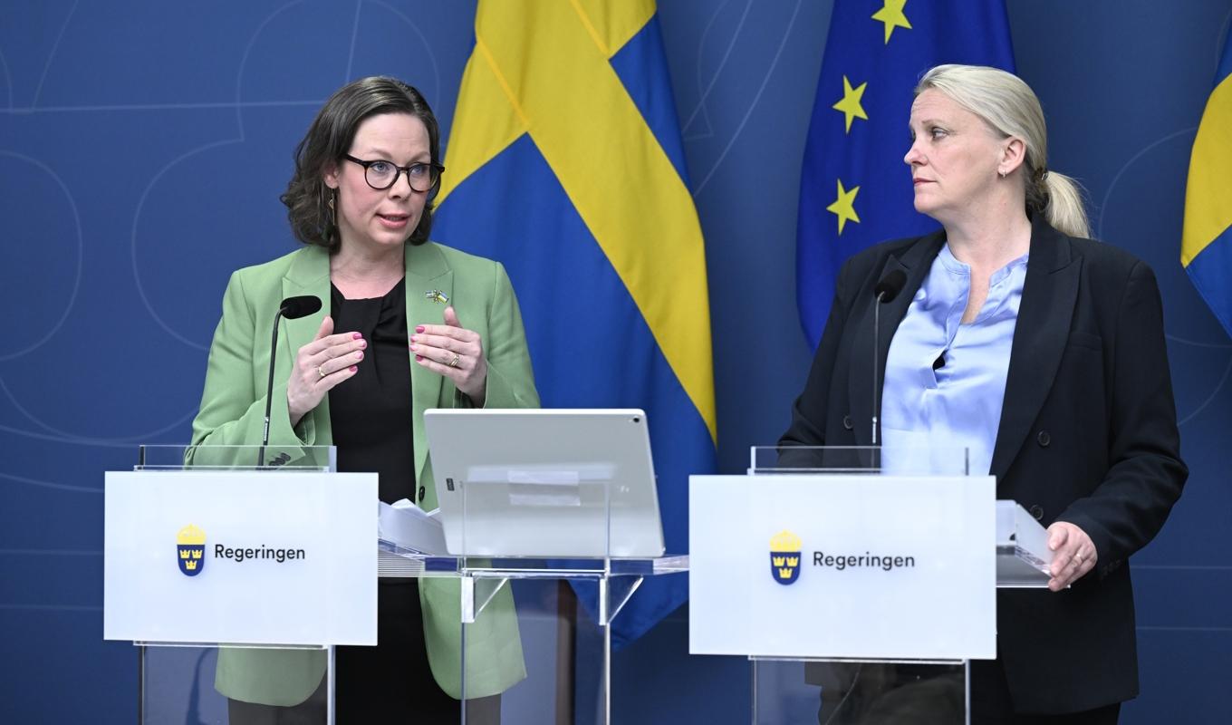 Migrationsminister Maria Malmer Stenergard och Camilla Mårtensen, arbetsmarknadspolitisk talesperson (L) presenterar skärpt försörjningskrav. Foto: Jessica Gow/TT