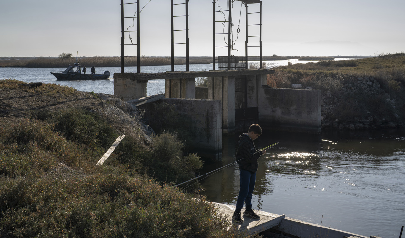 I bakgrunden syns en polisbåt patrullera på floden Evros som utgör en naturlig gräns mellan Grekland och Turkiet. Arkivbild. Foto: Petros Giannakouris/AP/TT