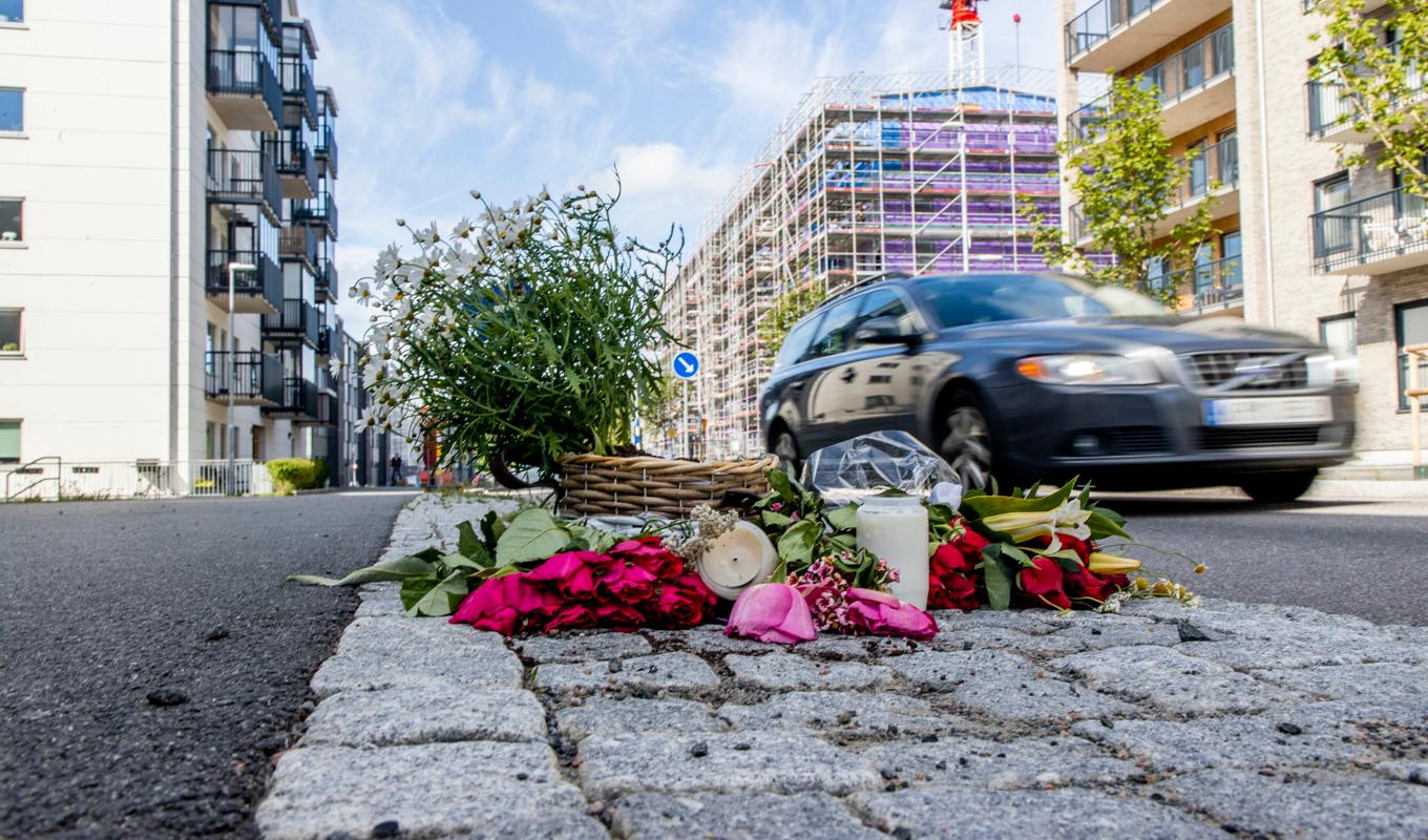 Blommor på den plats där en man och en kvinna blev påkörda i juli i fjol. Arkivbild. Foto: Adam Ihse/TT