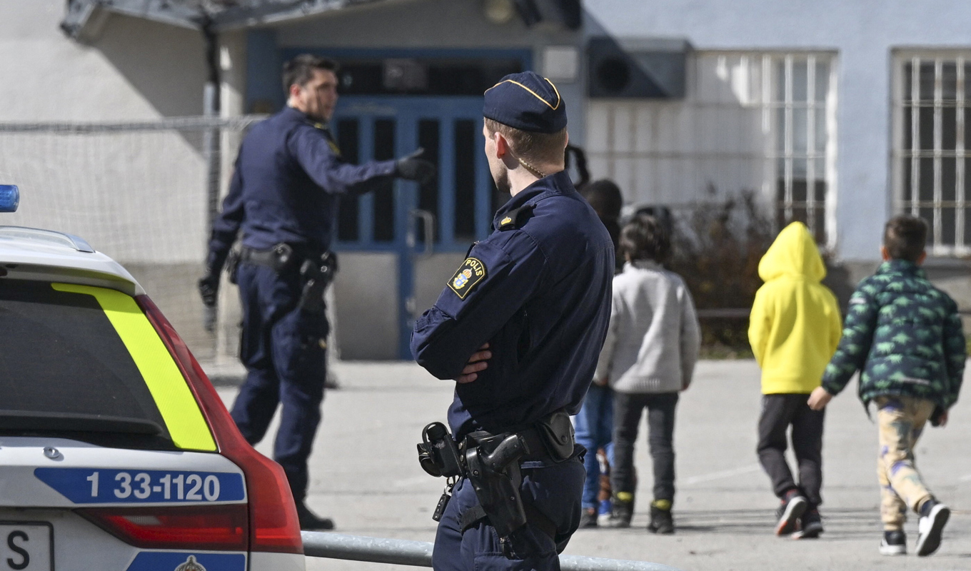 Poliser vid skolan i Vällingby i västra Stockholm. Foto: Fredrik Sandberg/TT