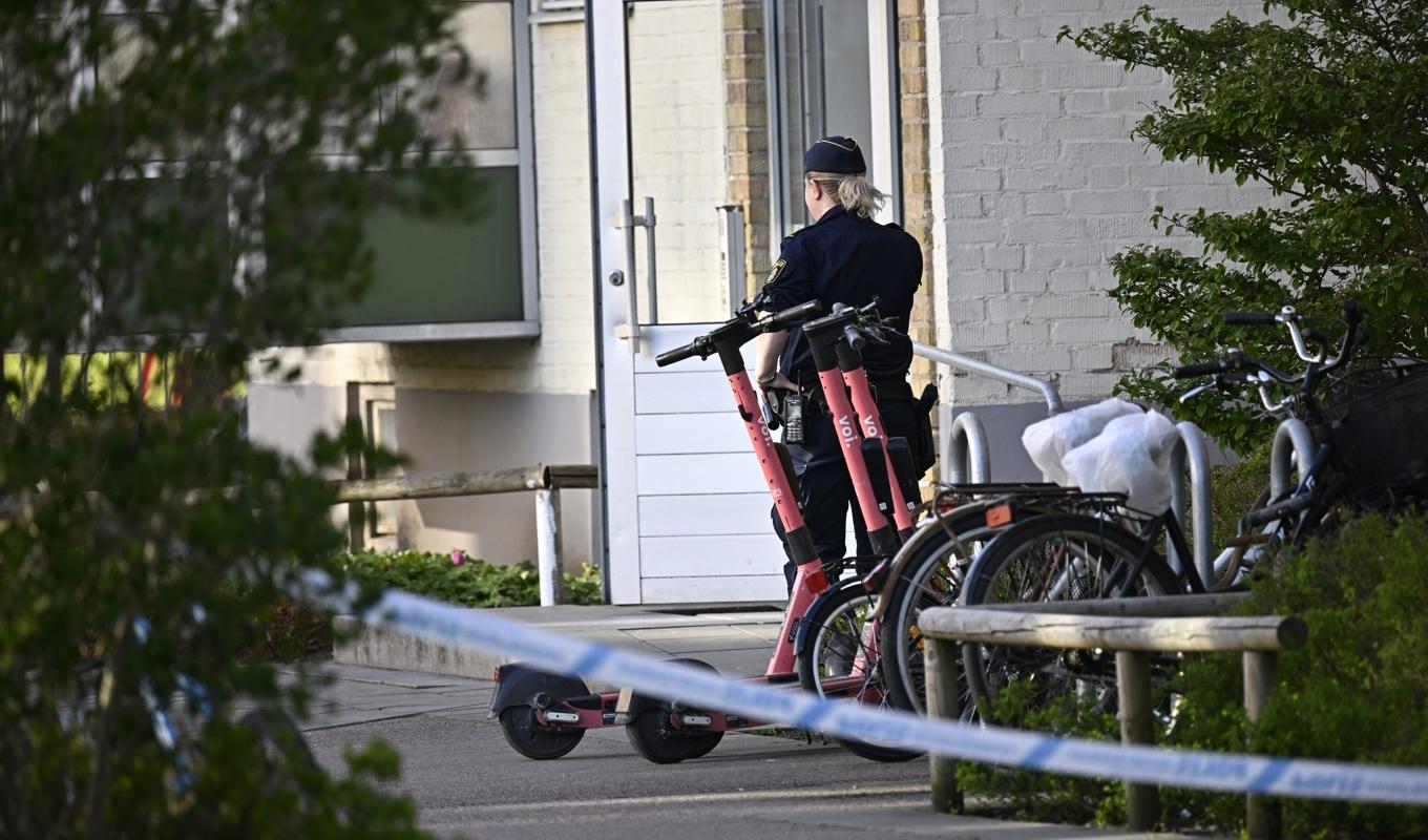 Polis och avspärrningar vid ingången till ett flerfamiljshus i Malmö på tisdagskvällen efter det att en tonåring hittats knivskuren i ett trapphus. Foto: Johan Nilsson/TT