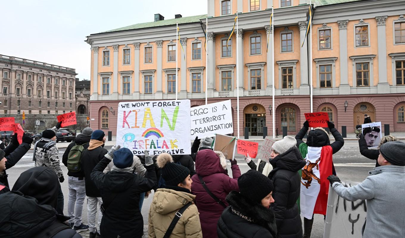Iranska organisationer demonstrerade tidigare i år utanför utrikesdepartementet i Stockholm för att kräva att Sverige agerar hårdare mot Revolutionsgardet i Iran. Arkivbild. Foto: Fredrik Sandberg/TT