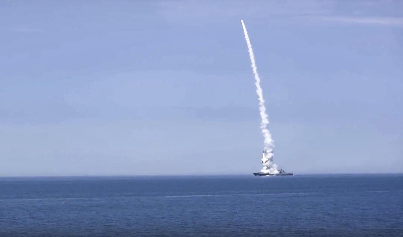 Ett ryskt krigsfartyg avfyrar en kryssningsrobot mot Ukraina i oktober 2022. Foto: Rysslands försvarsdepartement/AP/TT