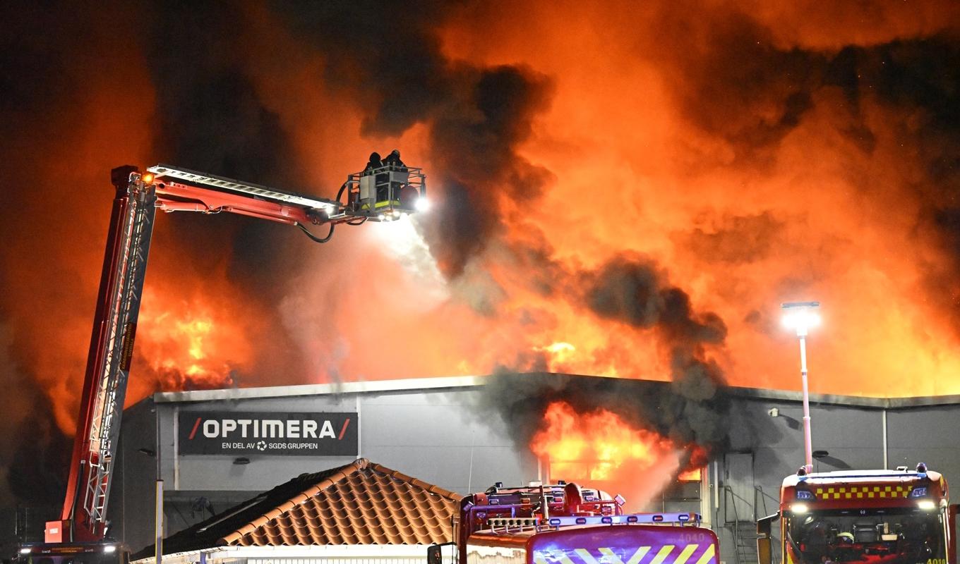 Strax efter midnatt hade elden brutit igenom taket på byggnaden. Foto: Johan Nilsson/TT