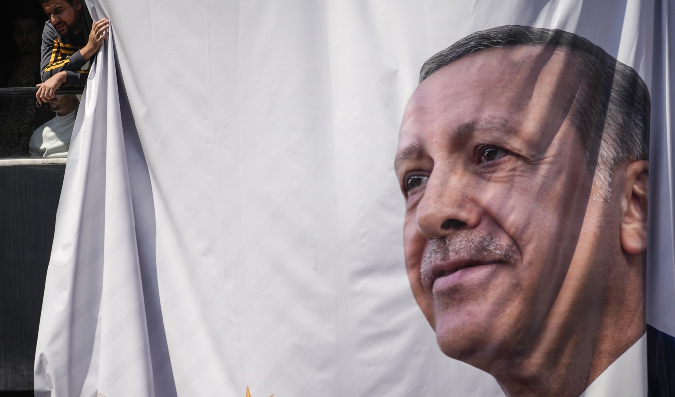Enligt statliga turkiska medier leder sittande president Recep Tayyip Erdogan när rösterna har börjat räknas efter söndagens val. Foto: Emrah Gurel/AP/TT