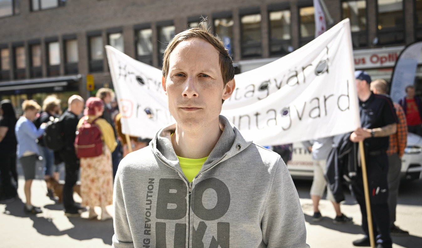 Tågföraren Nils Westberg Ahlmark under en demonstration fackförbundet Seko:s huvudkontor. Foto: Henrik Montgomery/TT