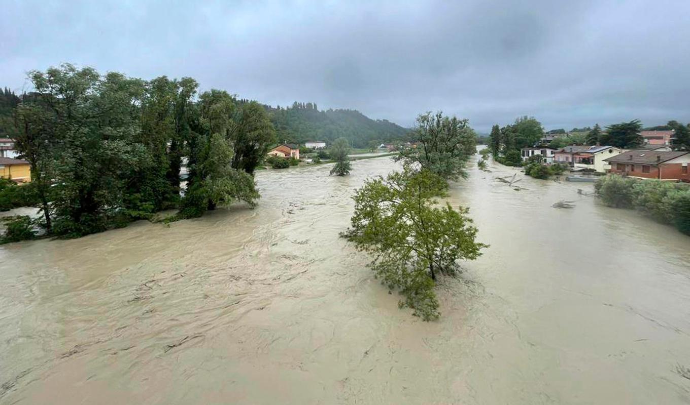 Savio i staden Cesena är en av flera floder som har svämmat över i Italien. Foto: AP/TT