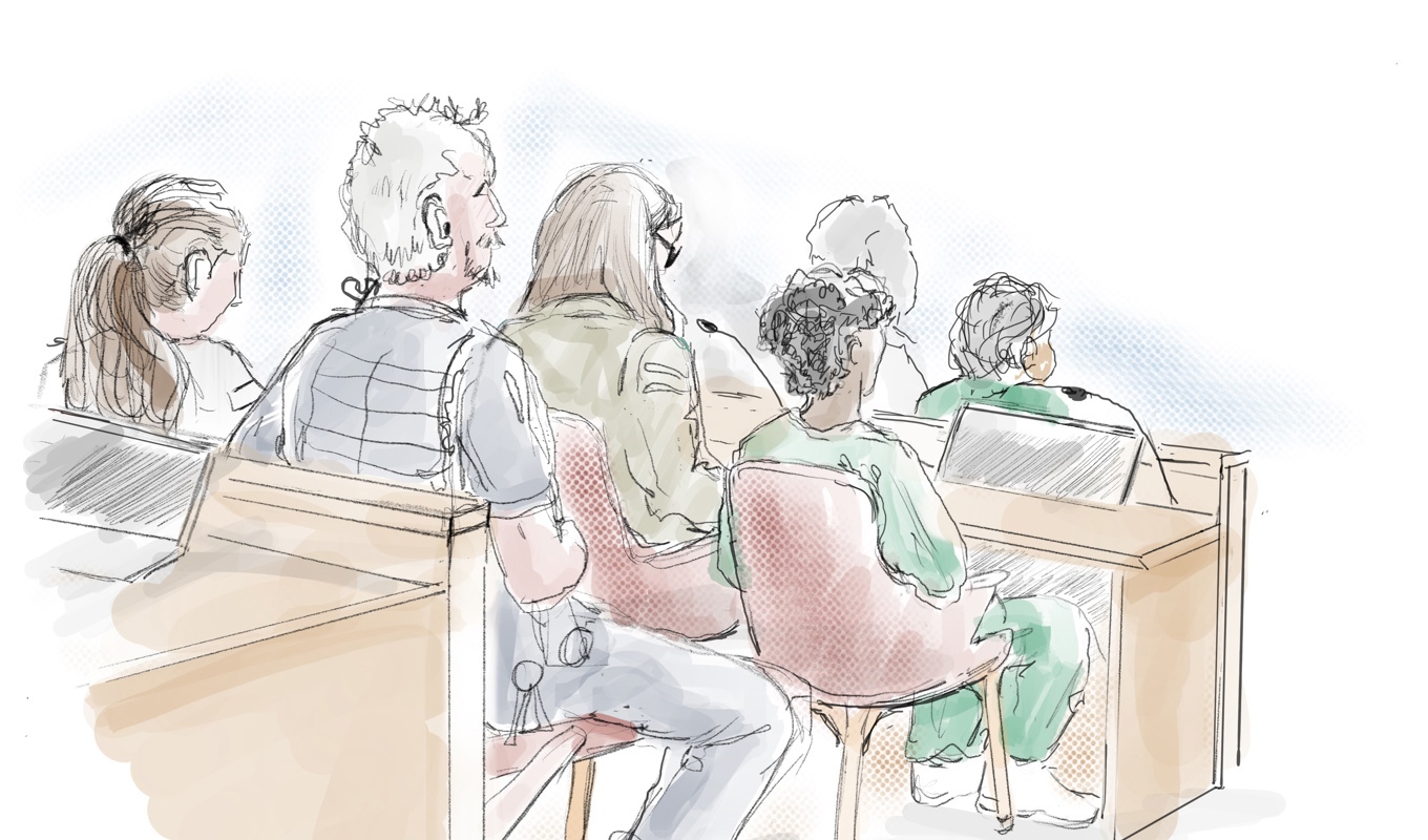 Teckning på två av de åtalade ungdomarna och deras advokater samt säkerhetsvakter i en säkerhetssal i Attunda tingsrätt. Sex personer åtalas för grova brott kopplade till den våldsvåg som skakat Stockholm sedan julhelgen. Foto: Anna-Lena Lindqvist/TT