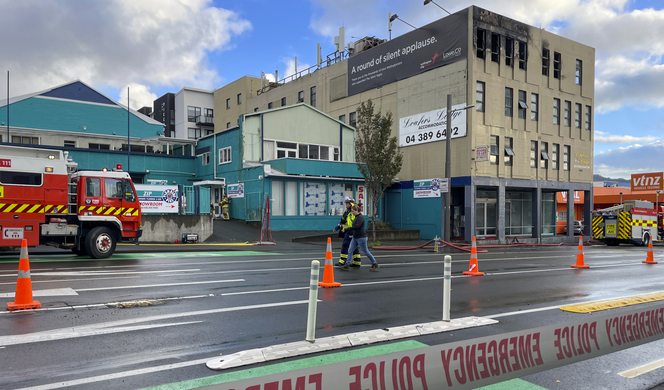 Brandmän i arbete vid det brandhärjade vandrarhemmet i tisdags. Foto: Ben McKay/AAP via AP/TT