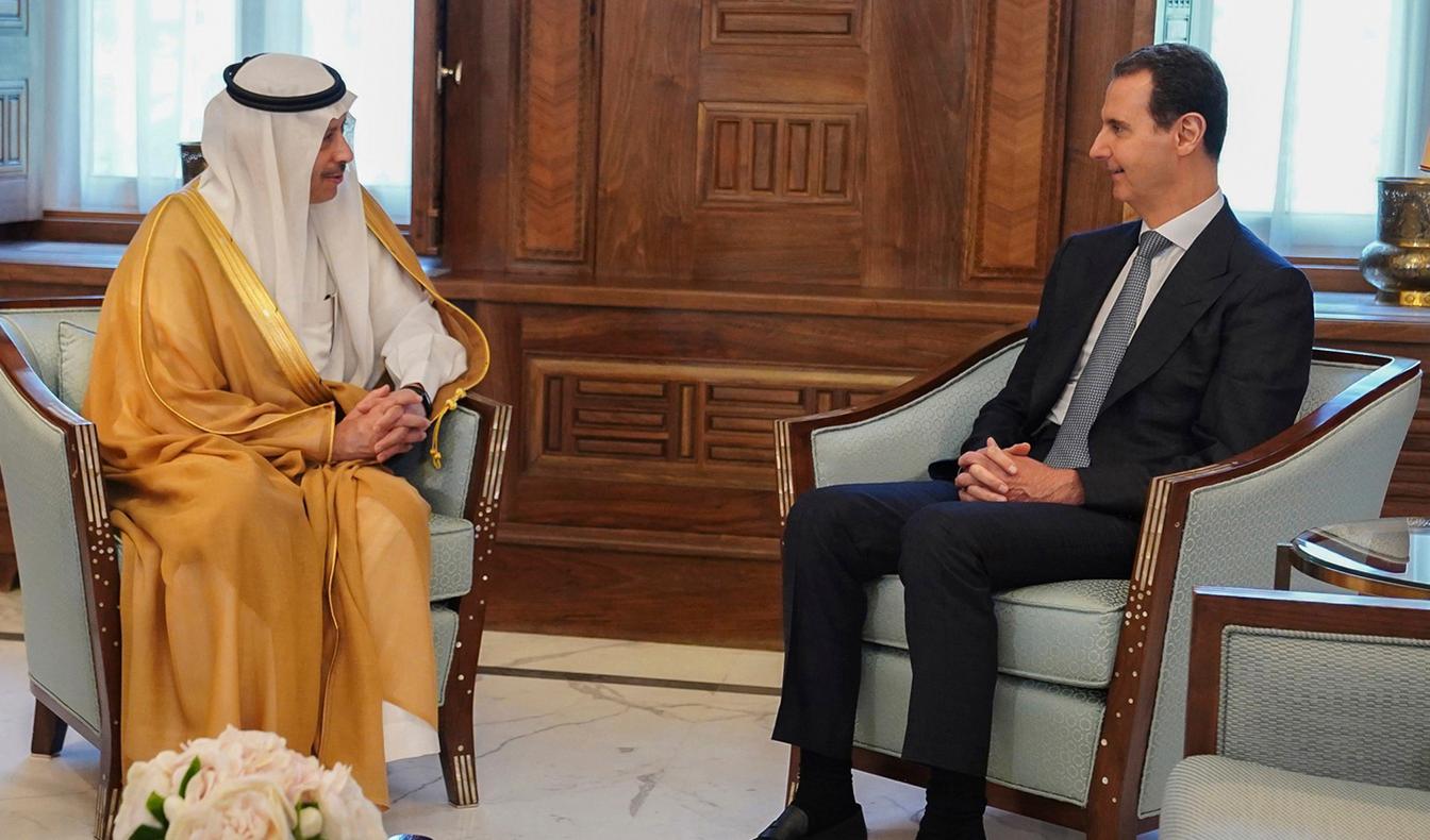 Syriens ledare Bashar al-Assad (höger) verkar åter välkomnas av Arabförbundet som tidigare vänt honom ryggen. Här i tidigare samtal med Saudiarabiens ambassadör. Arkivbild. Foto: Syriens presidentkansli via AP/TT