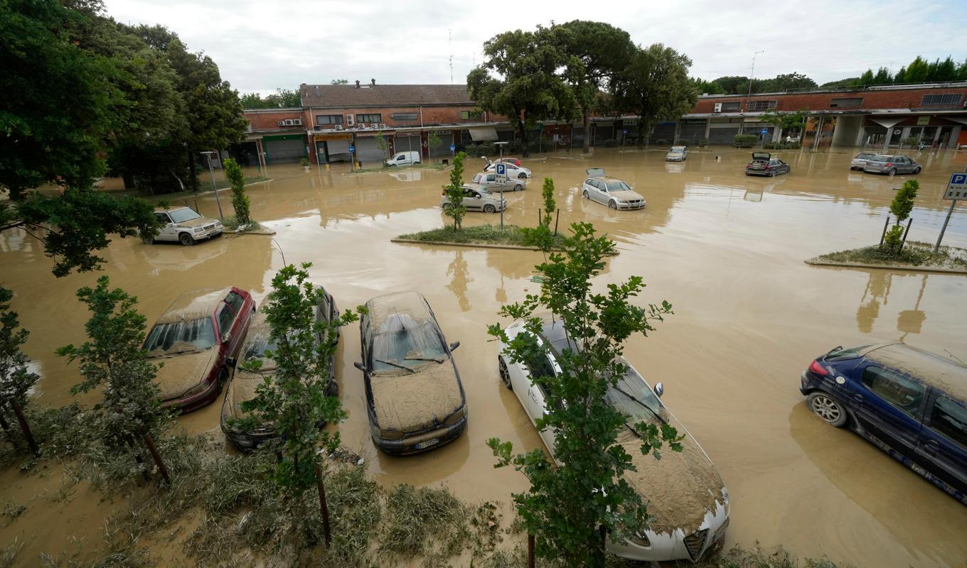 Lera täcker bilar i staden Faenza, som drabbats hårt av de senaste dagarnas översvämningar. Foto: Luca Bruno/AP/TT