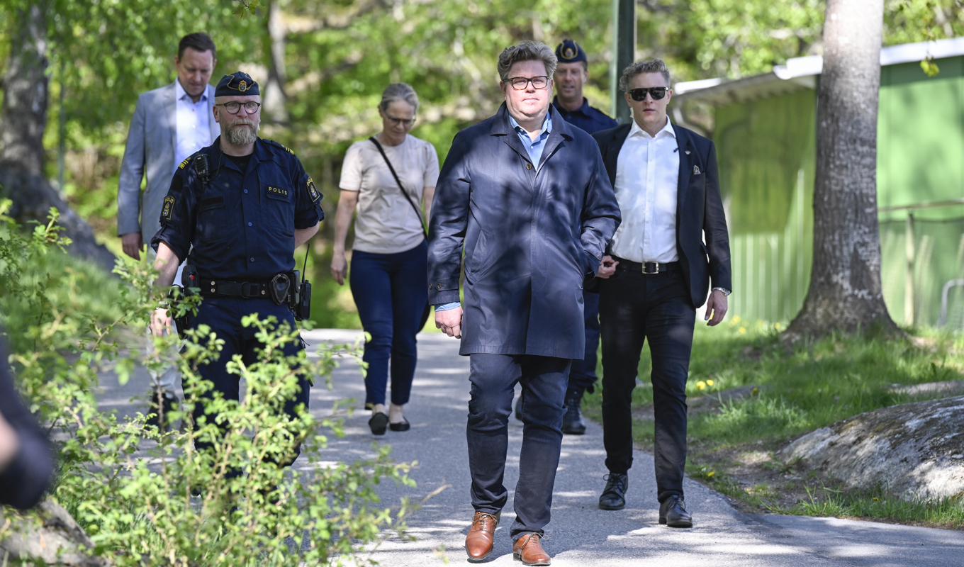 Gunnar Strömmer på plats i Rågsved efter dödsskjutningen vid en grillkiosk tidigare i veckan. Foto: Jessica Gow/TT