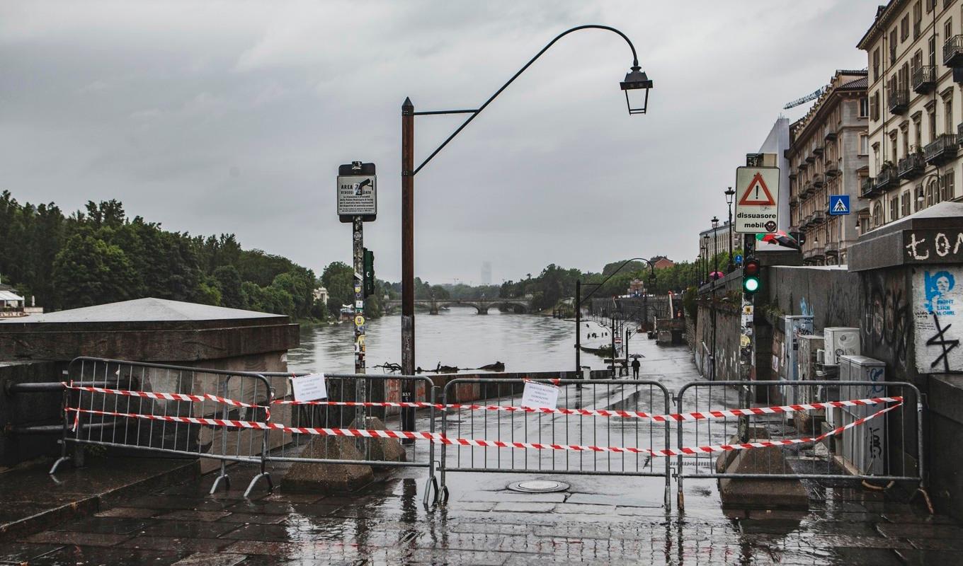 Översvämning i staden Murazzi på lördagen. Foto: Andrea Alfano/AP/TT