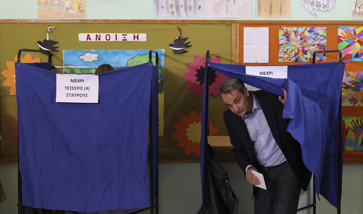 Premiärminister Kyriakos Mitsotakis lägger sin röst i en vallokal i Aten. Foto: Yorgos Karahalis/AP/TT