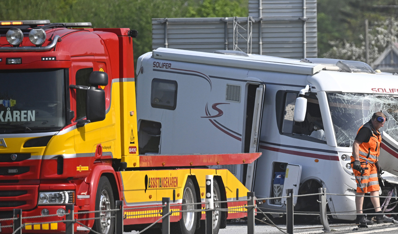 Polis, personal från Trafikverket och bärgare på plats efter en våldsam krock mellan en personbil och en husbil. Foto: Johan Nilsson/TT