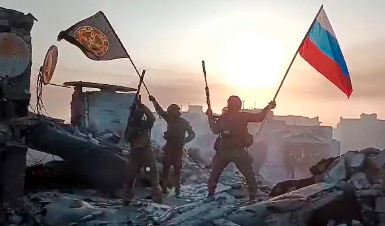 I en stillbild från ett videoklipp från Wagnerschefen Prigozjins presstjänst syns den ryska flaggan viftas med i vad som påstås vara Bachmut. Foto: AP/TT