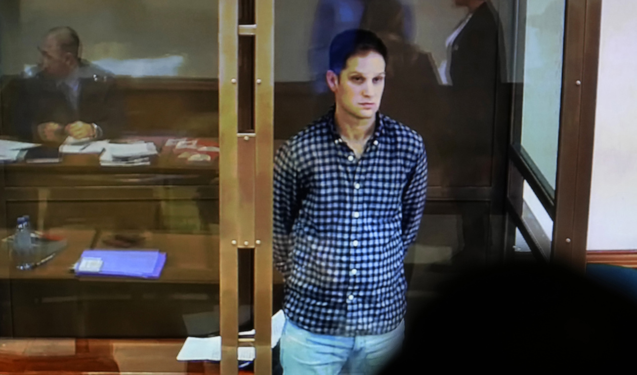På bilden syns en tv-skärm som visar Evan Gershkovichs framträdande i rätten den 18 april. Arkivbild. Foto: Alexander Zemlianichenko/AP/TT