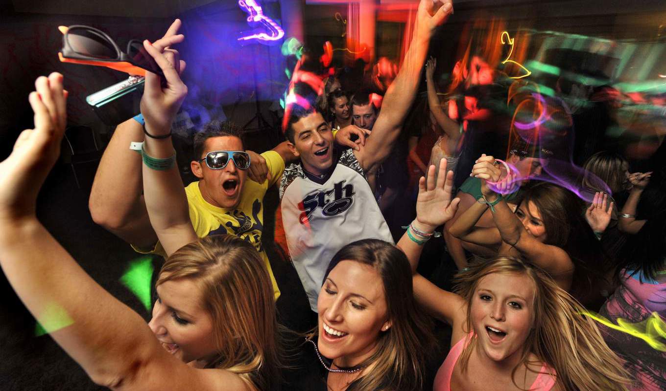 Studenter dansar på Holiday Inn i Palms Springs, USA. Arkivbild. Foto: Eric Reed/AP/TT