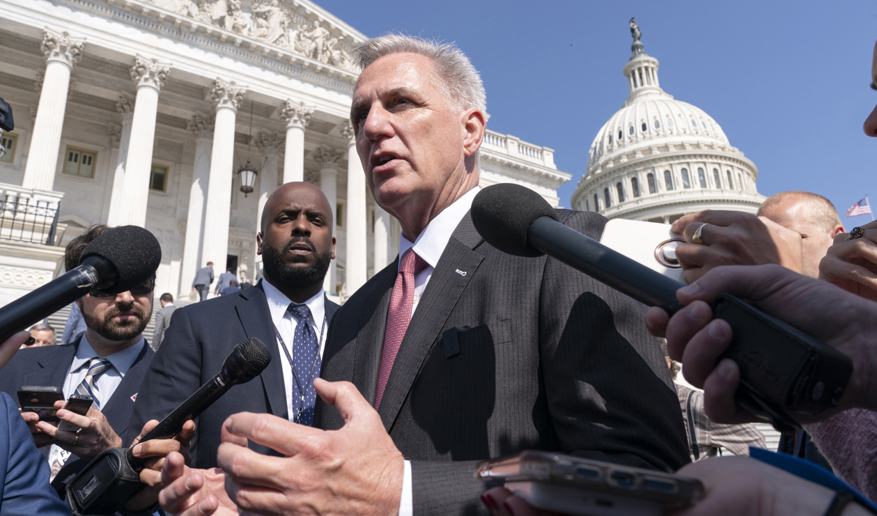 Kevin McCarthy, representanthusets talman, utanför kongressbyggnaden i Washington. Foto: Jacquelyn Martin/AP/TT