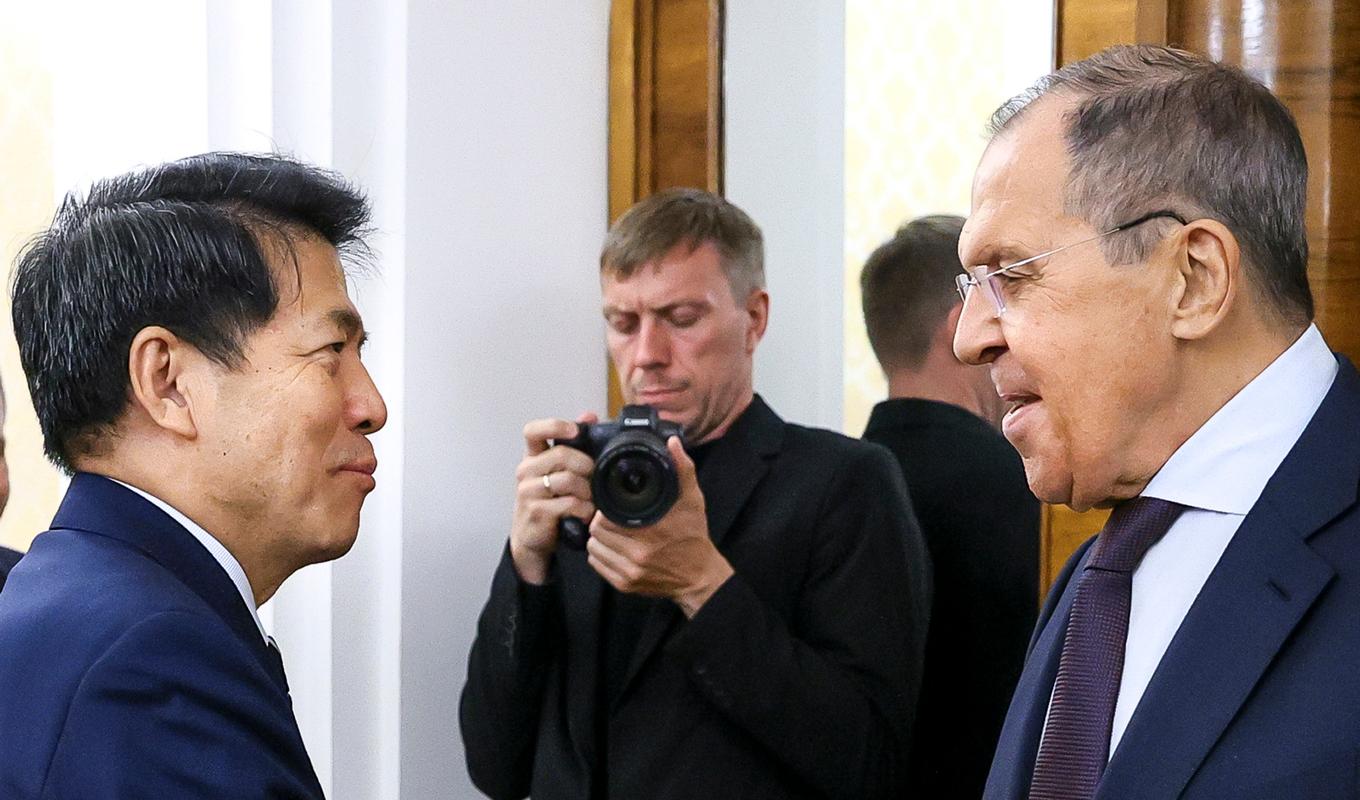 Kinas sändebud Li Hui (vänster) och Rysslands utrikesminister Sergej Lavrov vid ett möte i Moskva. Foto: Maxim Shipenkov/Rysslands utrikesdepartement via AP/TT