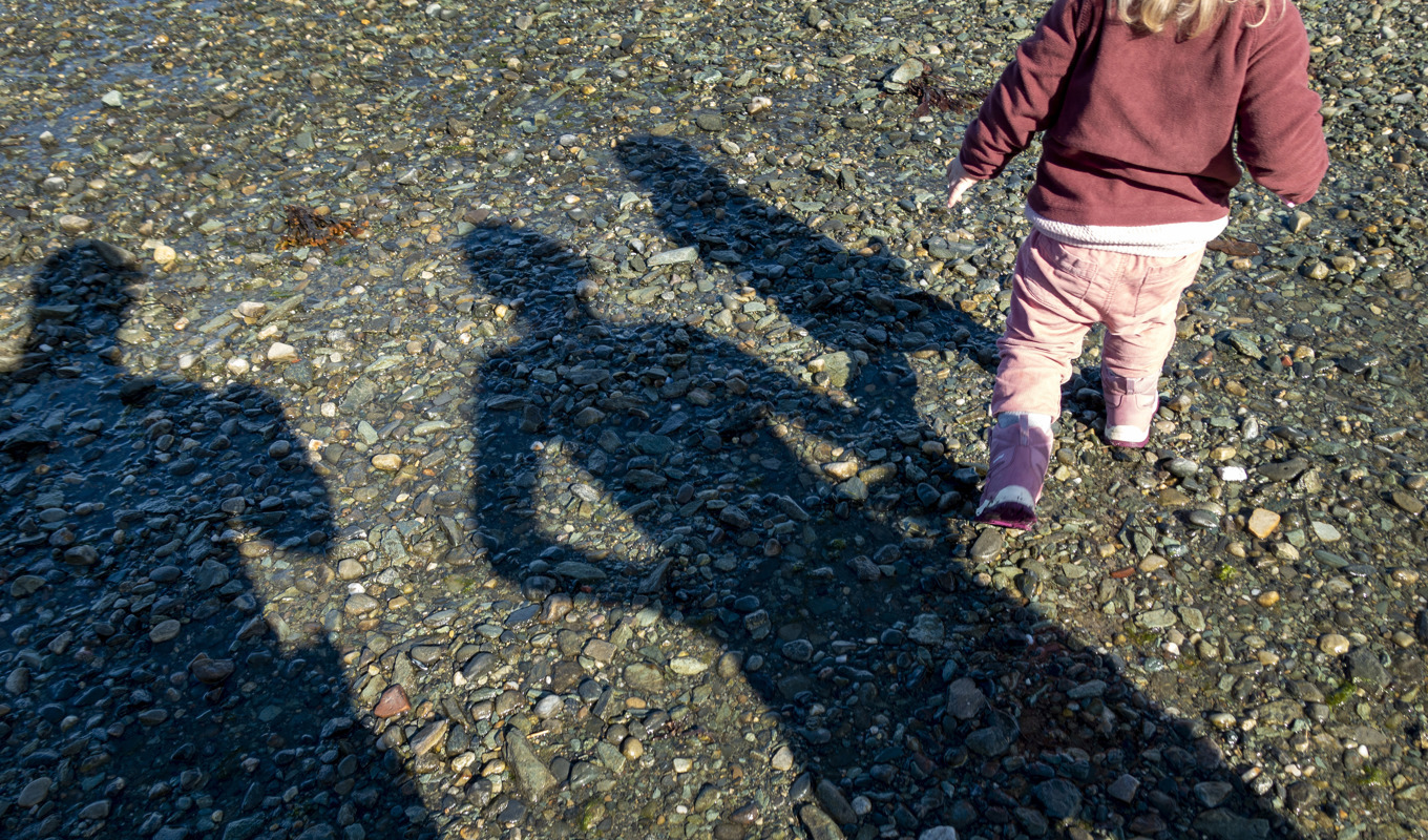 Alla som möter barn och unga bör vara extra uppmärksamma inför sommarlovet, då ökar nämligen risken för att barn som är utsatta för hedersförtryck förs utomlands. Arkivbild. Foto: Gorm Kallestad/NTB/TT