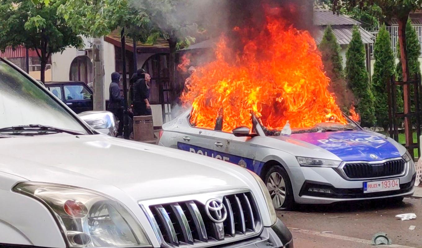 Polisbil i brand i samband med protester i staden Zvecan i norra Kosovo. Foto: AP/TT