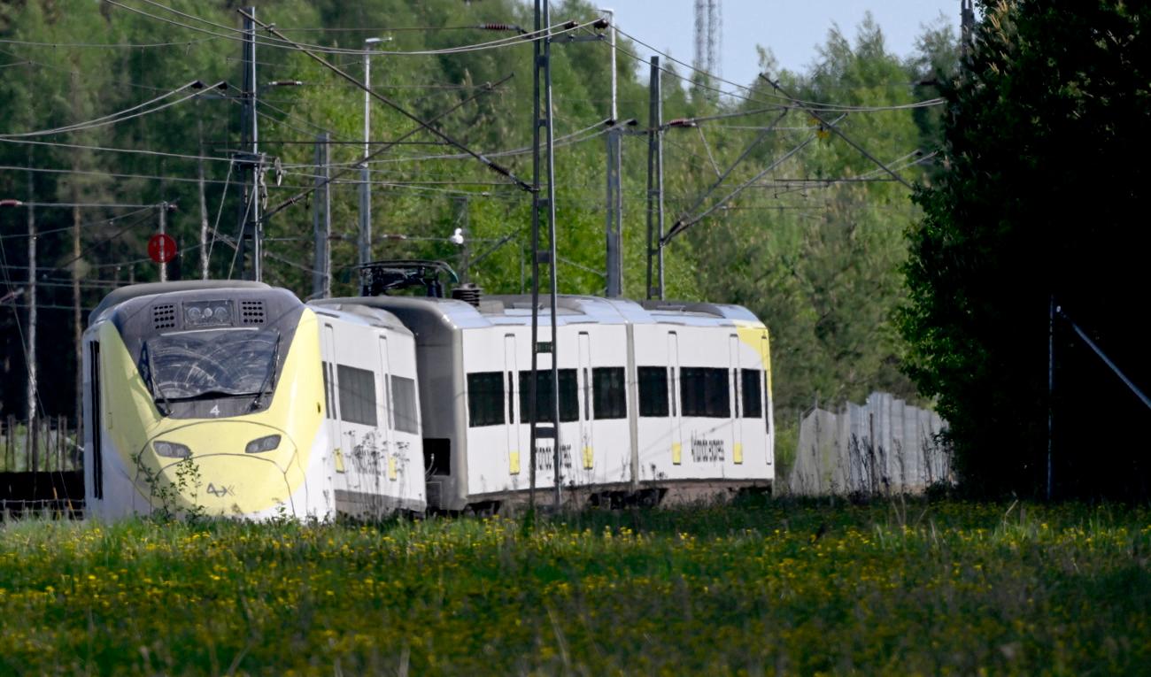 Ett Arlanda express-tåg spårade tidigt på lördagsmorgonen ur vid Blackvreten tågdepå i höjd med Arlanda stad. Foto: Pontus Lundahl / TT