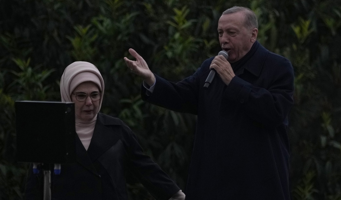 Turkiets president Recep Tayyip Erdogan under sitt tal i Istanbul på söndagskvällen. Foto: Francisco Seco/AP/TT