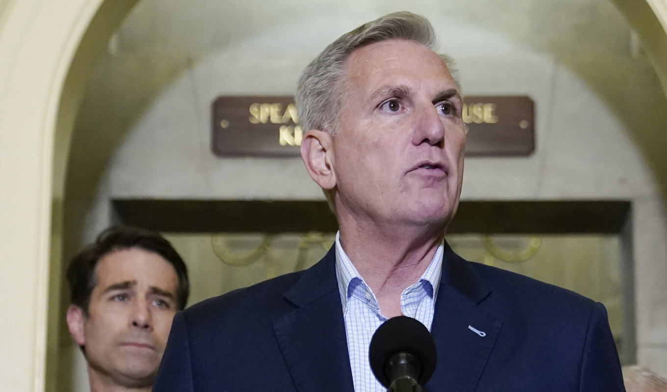 Representanthusets talman, republikanen Kevin McCarthy, berättar om det nya principavtalet. Foto: Patrick Semansky/AP/TT