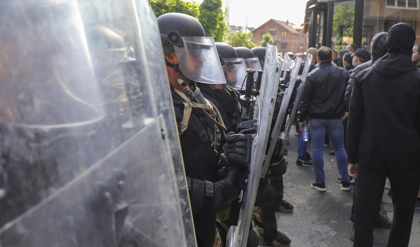 Ungerska soldater i den Natoledda internationella fredsstyrkan Kfor på plats i Zvecan på måndagen. Foto: Bojan Slavkovic/AP/TT