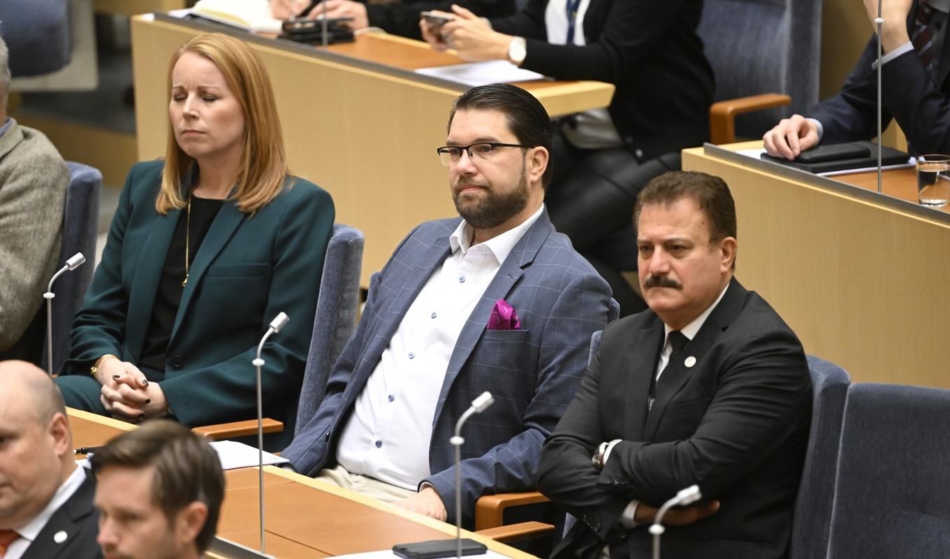 Socialdemokraternas riksdagsledamot Jamal El-Haj (S), till höger, i riksdagens kammare i oktober. Arkivbild. Foto: Fredrik Sandberg/TT
