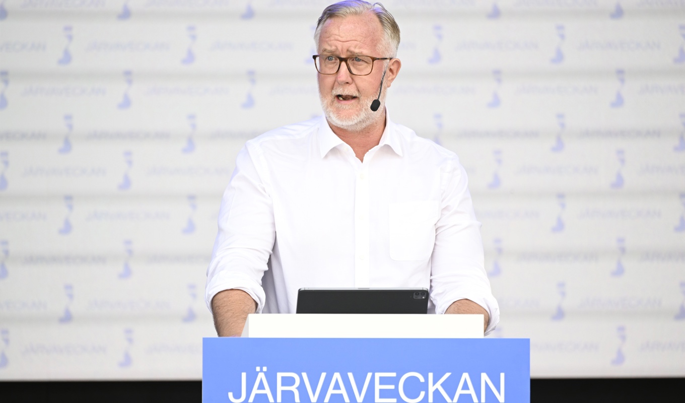 Liberalernas partiledare Johan Pehrson talade vid politikerveckan i Järva som inleddes på onsdagen på Spånga IP i Stockholm. Foto: Henrik Montgomery/TT
