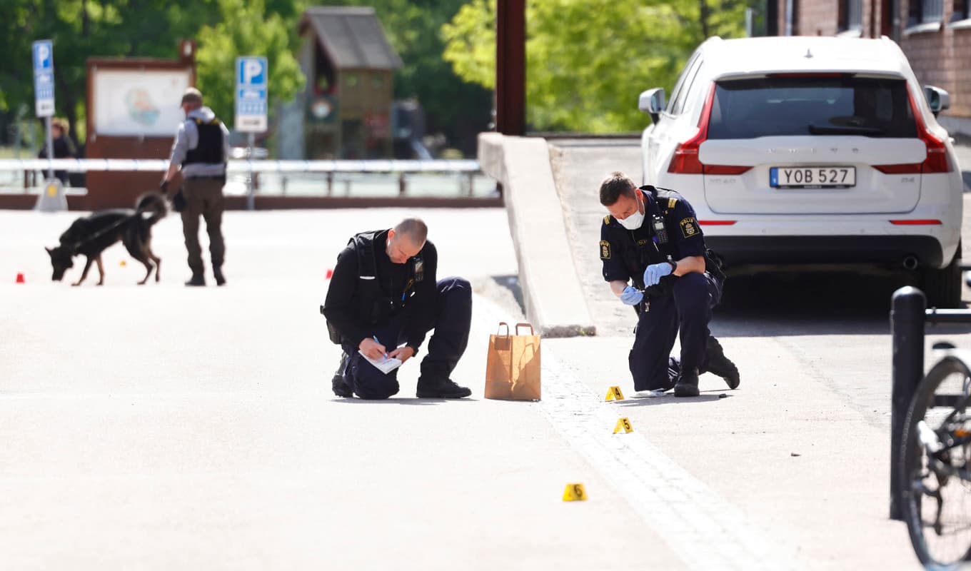 Under torsdagen pågick en stor polisinsats vid Munktellarenan i Eskilstuna där fyra tonåringar knivskadades vid ett bråk. Foto: Stefan Jerrevång/TT