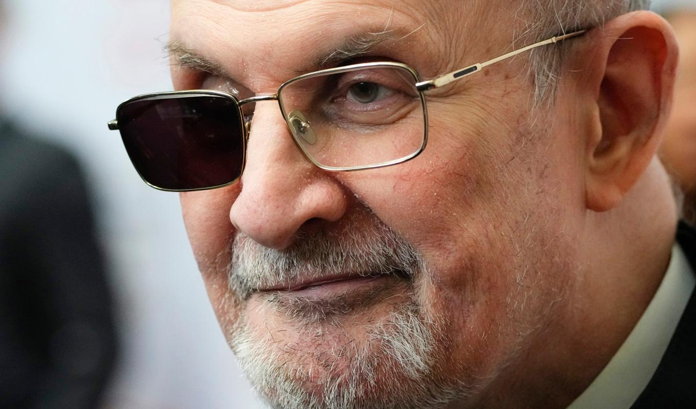 Författaren Salman Rushdie ska skriva en bok om attacken ha utsattes för förra året som gjorde honom blind på ena ögat och oförmögen att använda sin ena hand. Arkivbild. Foto: Frank Franklin II/AP/TT